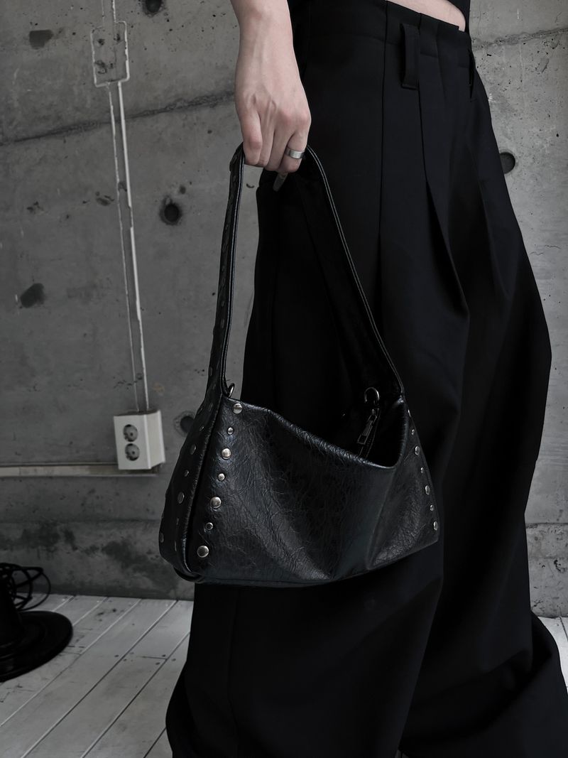 URBAN UNIQUE(アーバンユニーク)の「studded shoulder shark bag(Bags)」