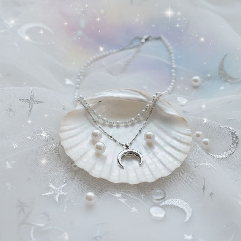 [Anti-tarnish/IDLE Shuhua Necklace] Upside Down Crescent Moon Pearl Layered Necklace - Silver