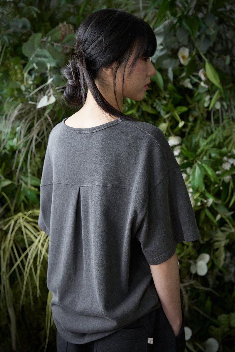 ESSENTIAL PLEAT U-NECK 1/2 TEE (Charcoal)