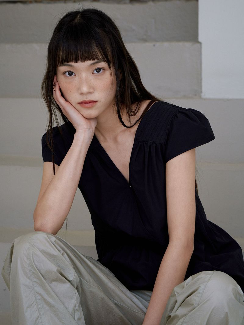 OURO（アウロ）の「パフピンタックブラウス [ NAVY ]（トップス）」