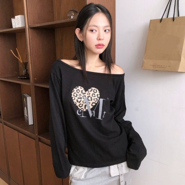 MUCENT（ムセント）の「シエラ レオパード ハート ワンショルダー Tシャツ (2Color)（トップス）」