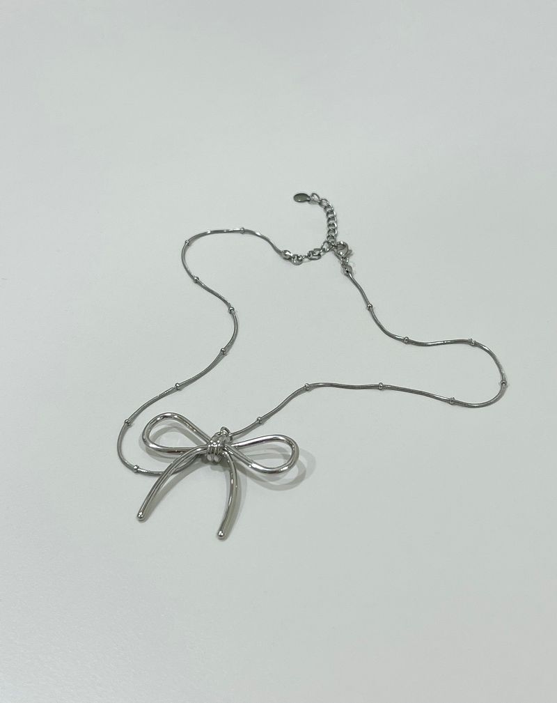 Ribbon point necklace