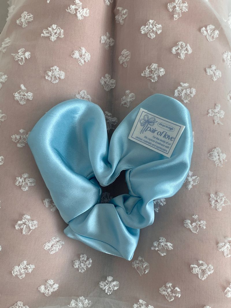 SATIN HEART SCRUNCHIE (ICE BLUE)