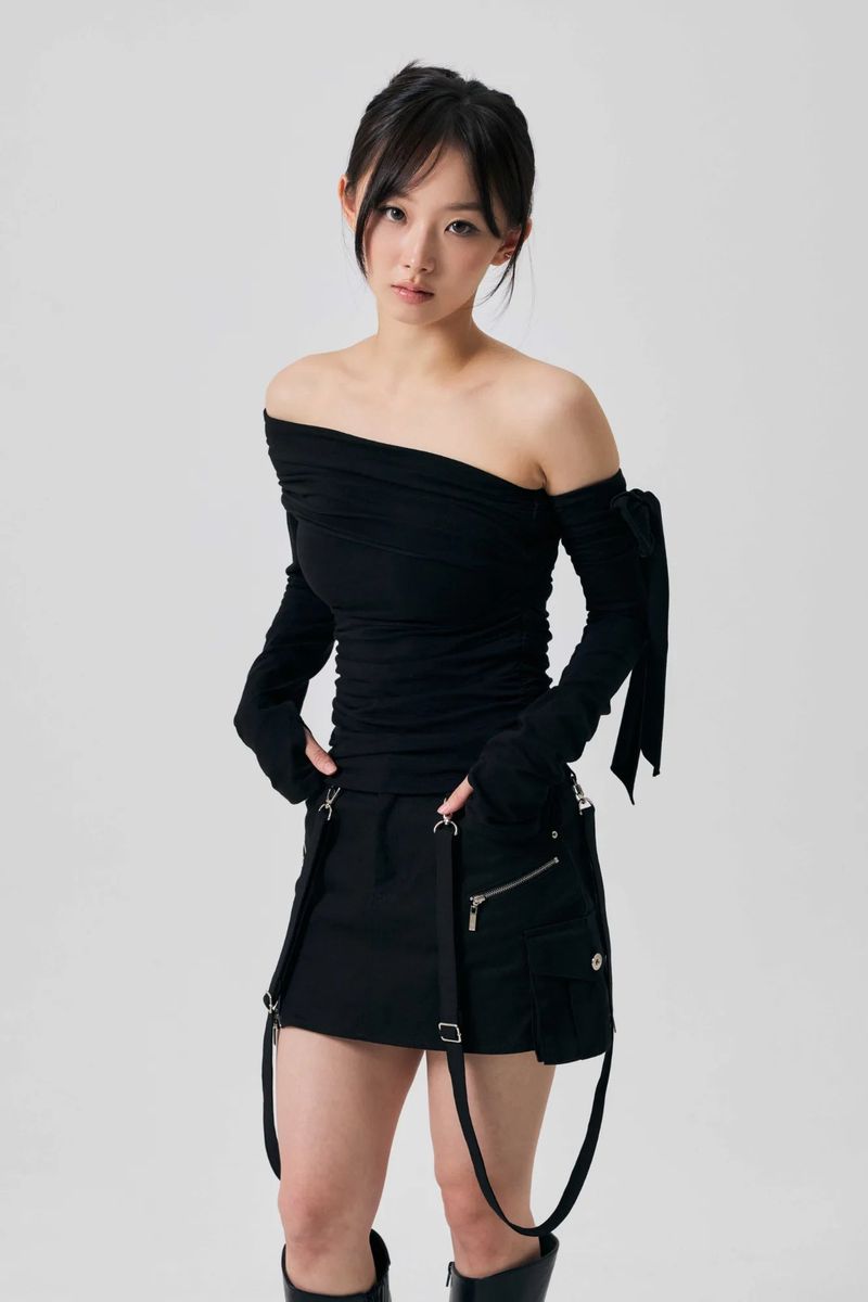 RIEN ONE-SHOULDER SHIRRING TOP / BLACK