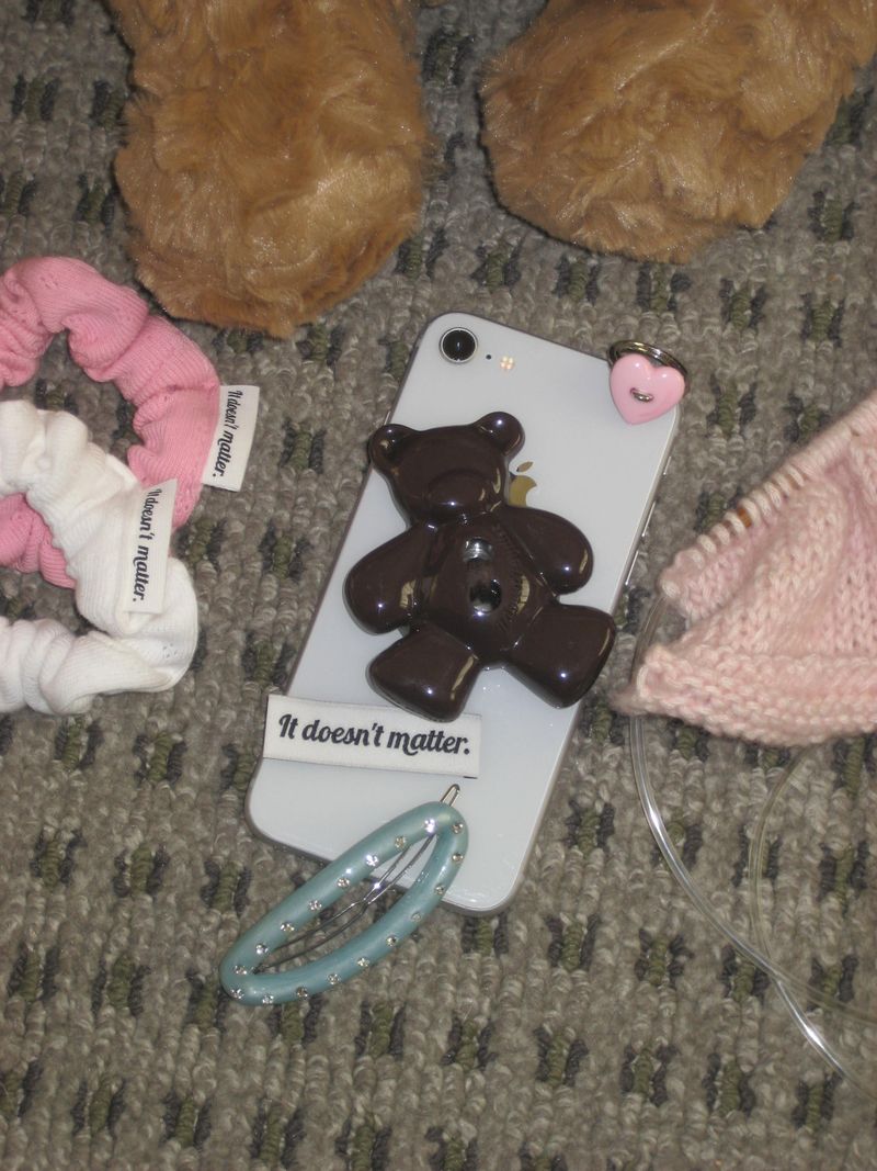 it doesn't matter.（イットダズントマッター）の「[Formica] Brownie Bear button tok, Mag safe（Smartphone Accessories）」