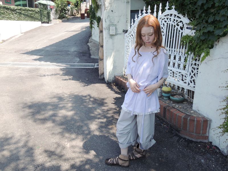 MELT BUTTON OFF-SHOULDER T-SHIRT