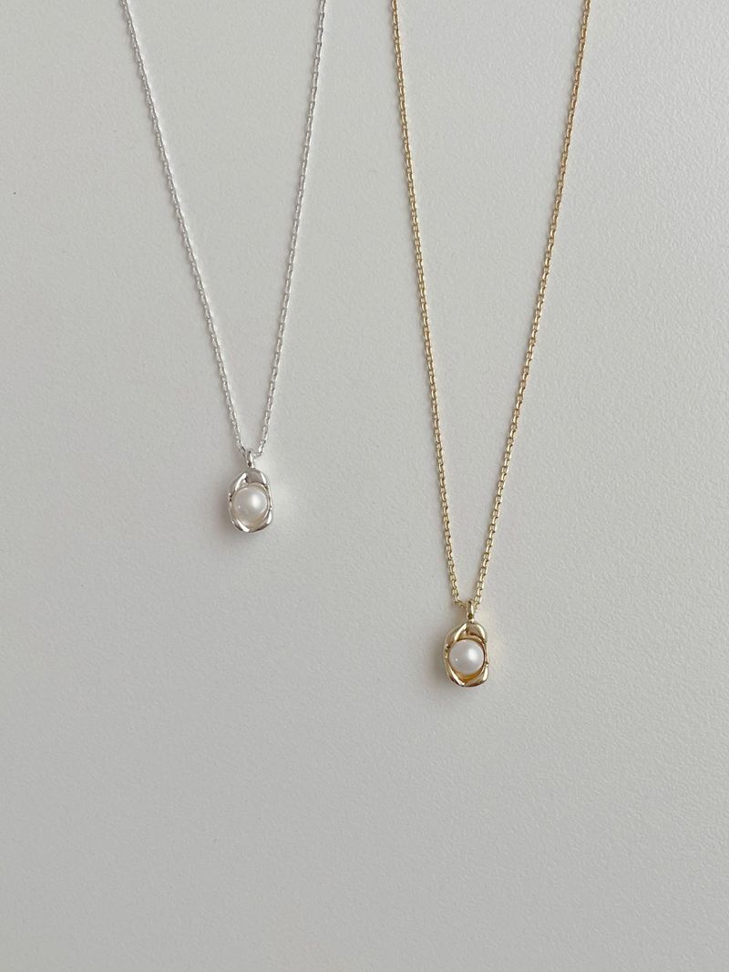 Innocent pearl shell necklace
