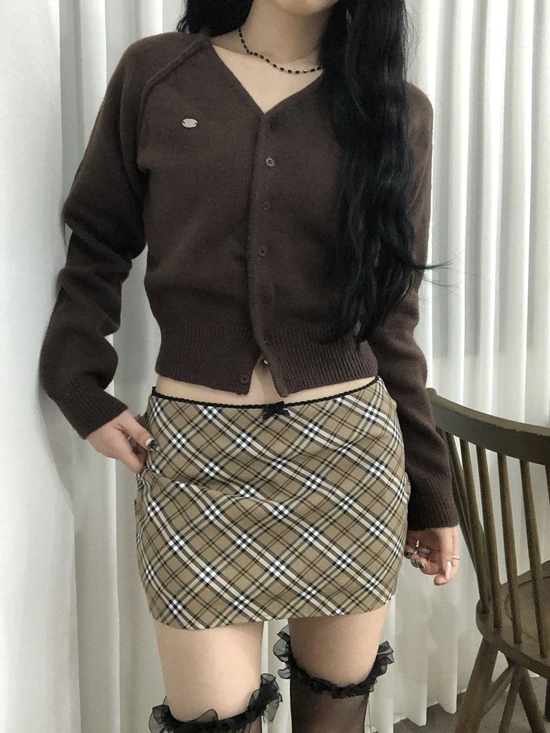 onthenextpage（オンザネクストページ）の「Brown Rose Preppy Skirt（Skirts）」