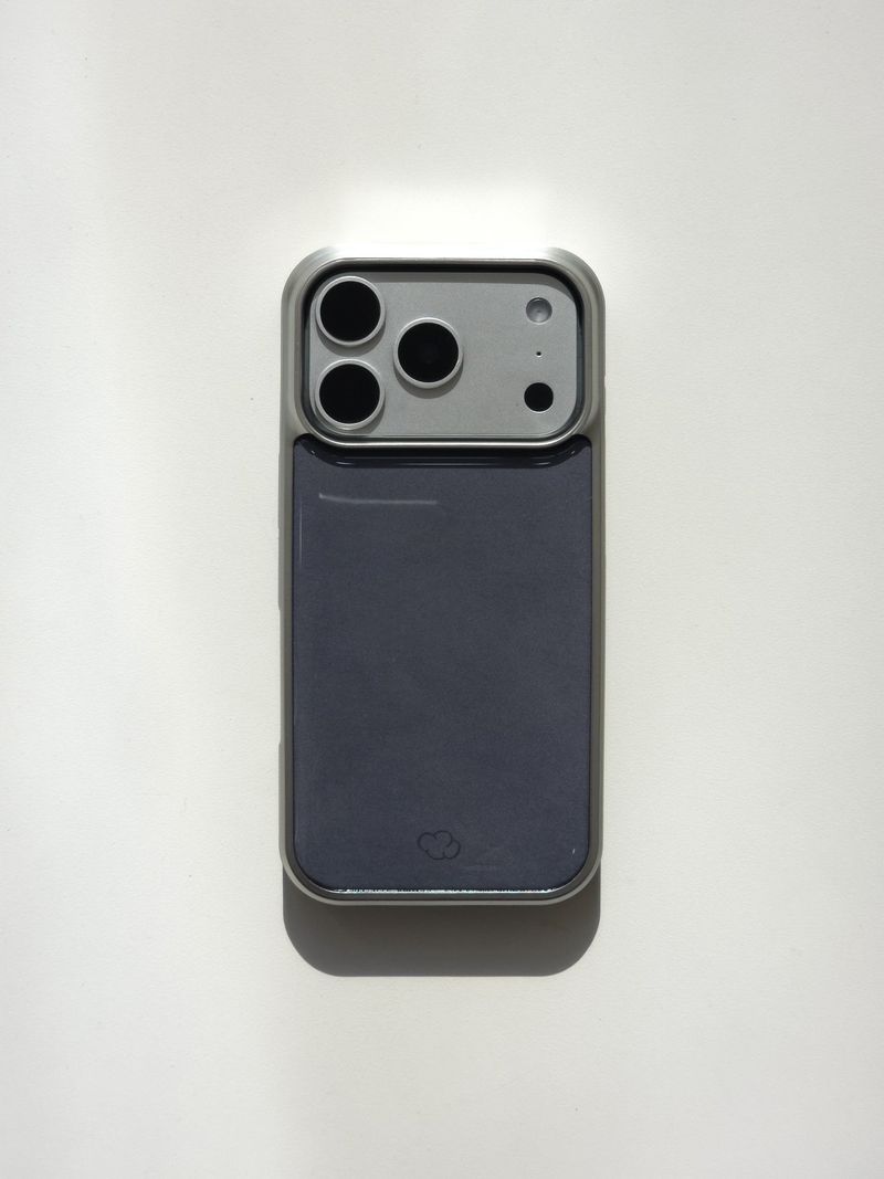 FLUFFY FLUFFY（フラフィー フラフィー）の「[MADE] ピグメントエポキシシルバーバンバーケース [iPhone/Galaxy] _ チャコール（スマホグッズ/小物）」