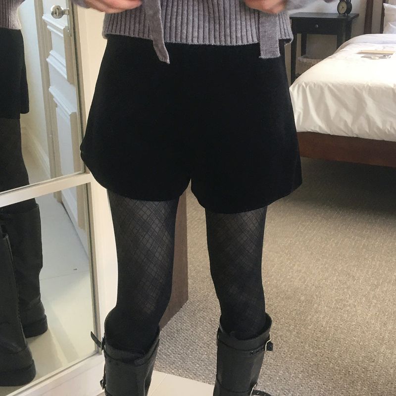 WONDER WONDER（ワンダーワンダー）の「ホロンベルベットショートパンツ（パンツ）」