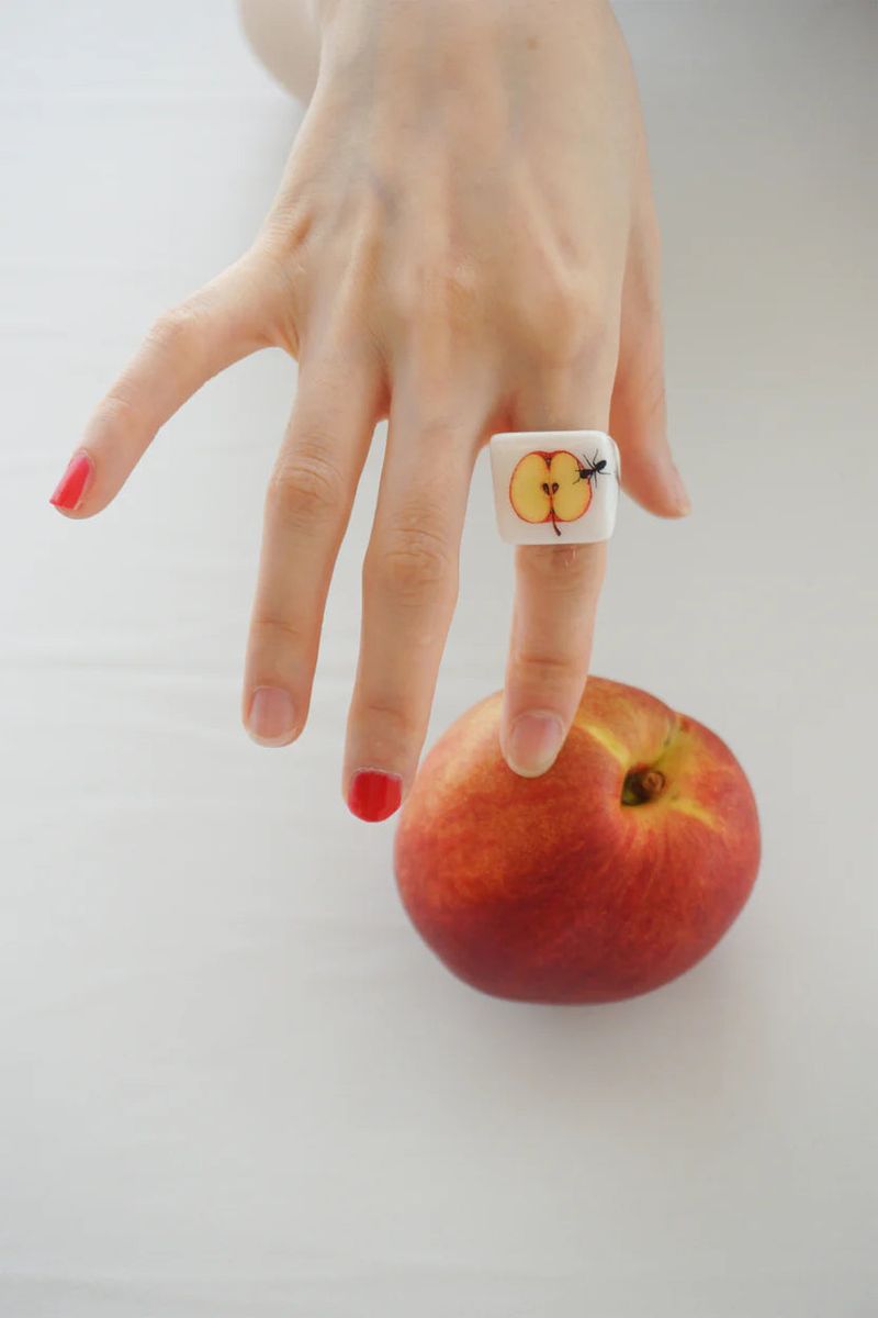 APPLE HUNT RING (White)