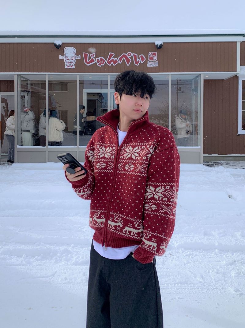 [Premium] Santa reversible Nordic knit zip-up