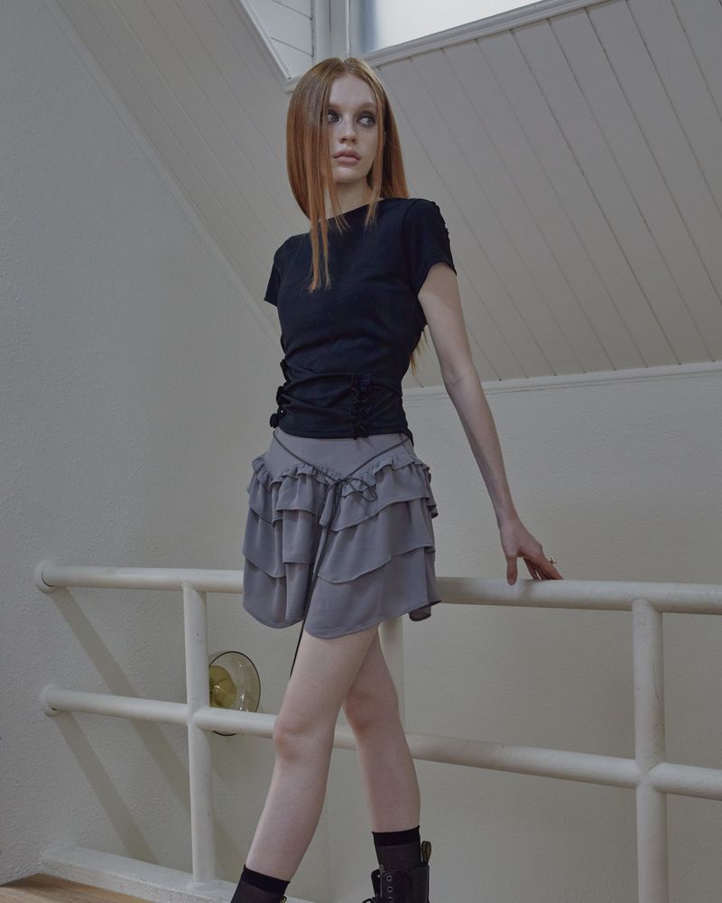 back open ruffle top / black