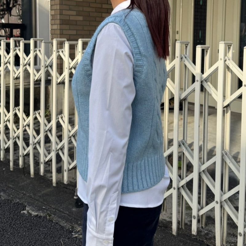 SMALL CHERRY CABLE CROP KNIT VEST - SKY