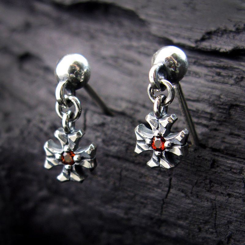 STERLINGWORTH(スターリングウォース)の「Shiny Cross-D1 Garnet silver earring(Accessories)」