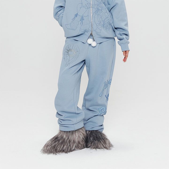 KIRSH（キルシー）の「KIRSH X PYITU グラフィックルーズフィットジョガーパンツ【ブルー】（パンツ）」