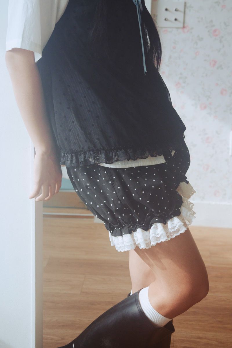 MOGU DOT LACE SHORTS 