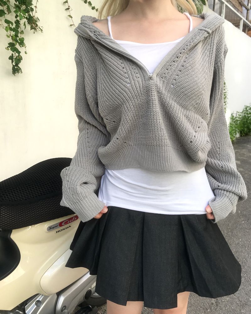 heenytsuki（ヒニツキ）の「Punching Hood Semi-Zipup Balloon Cropped Knitwear（Tops）」
