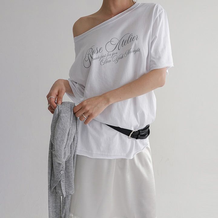 [Robbins] Lettering One Shoulder Short-Sleeved T-shirt - 3 color