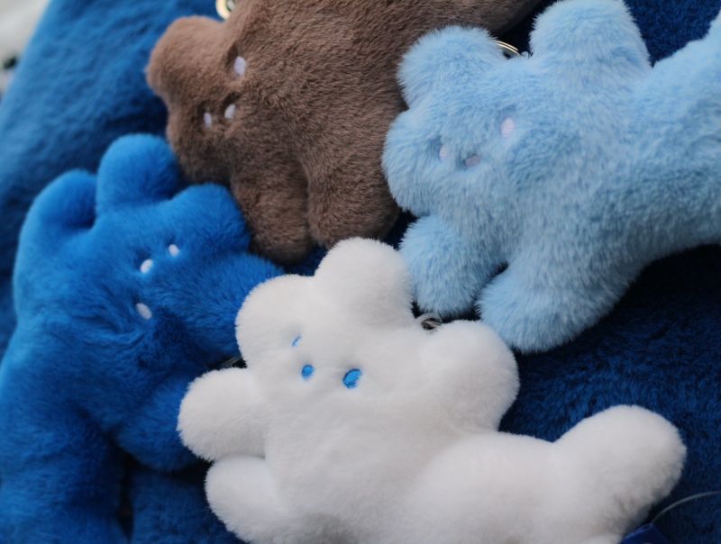 [Doll keychain resembling a fluffy cloud] White dog blue pale blue cocoa