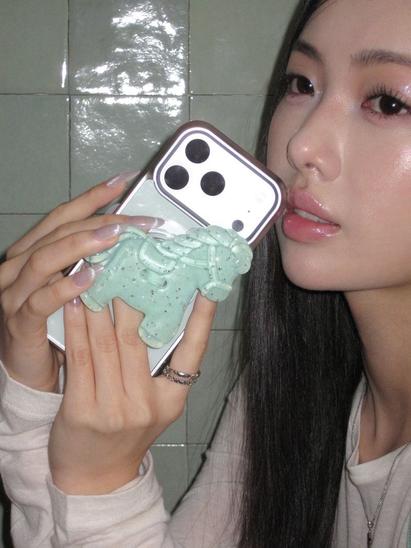 it doesn't matter.（イットダズントマッター）の「Glit misty pony button tok, Mag safe（Smartphone Accessories）」