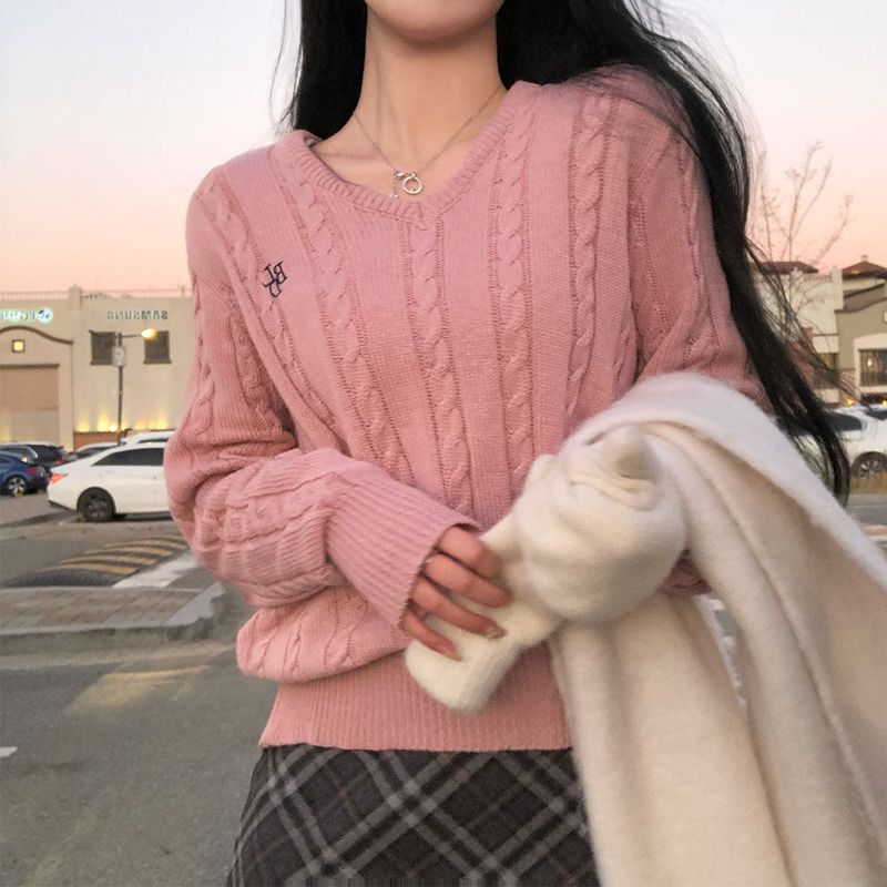 [BELLIDE MADE] Crayon Twisted V-neck Embroidered Cable Knit
