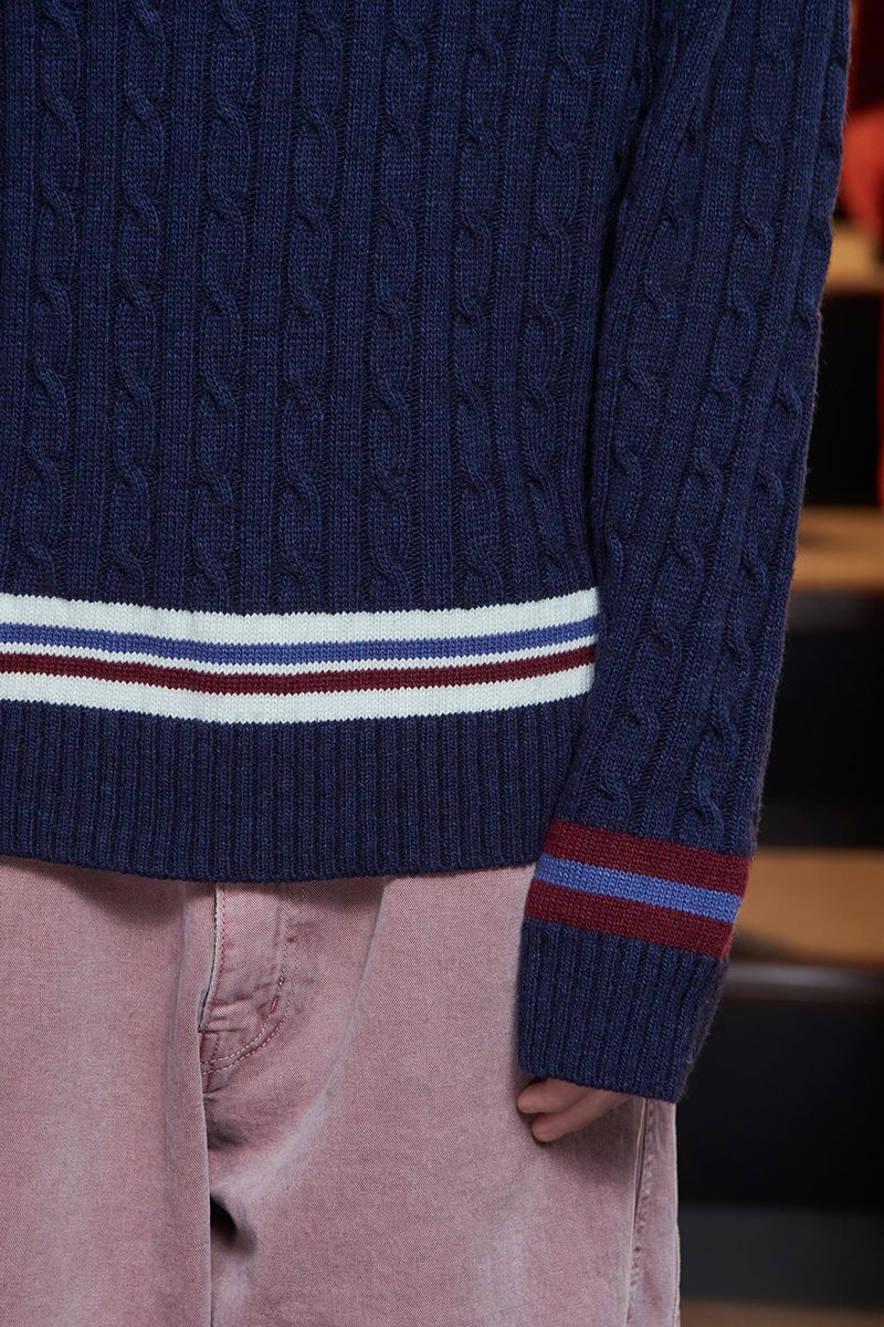CABLE V NECK CRICKET KNIT / NAVY