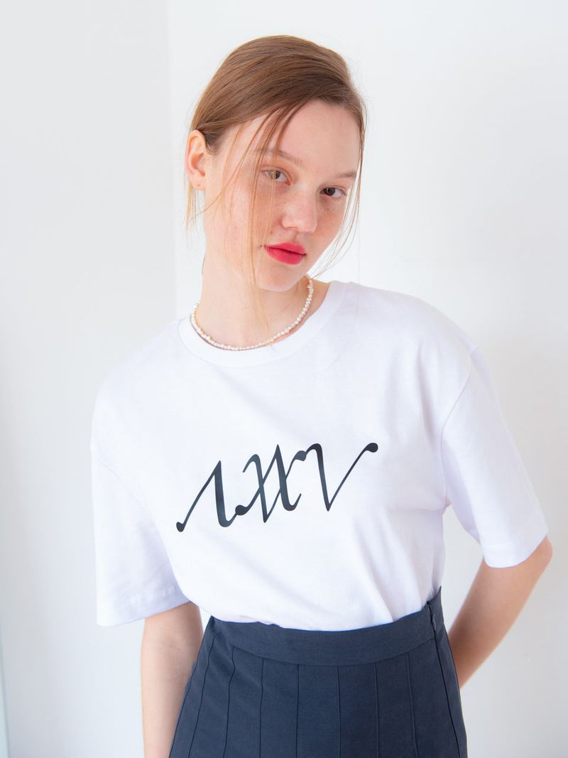 vem.ver(ベムバー)の「SIGNATURE LOGO T-SHIRT_WHITE(Tops)」