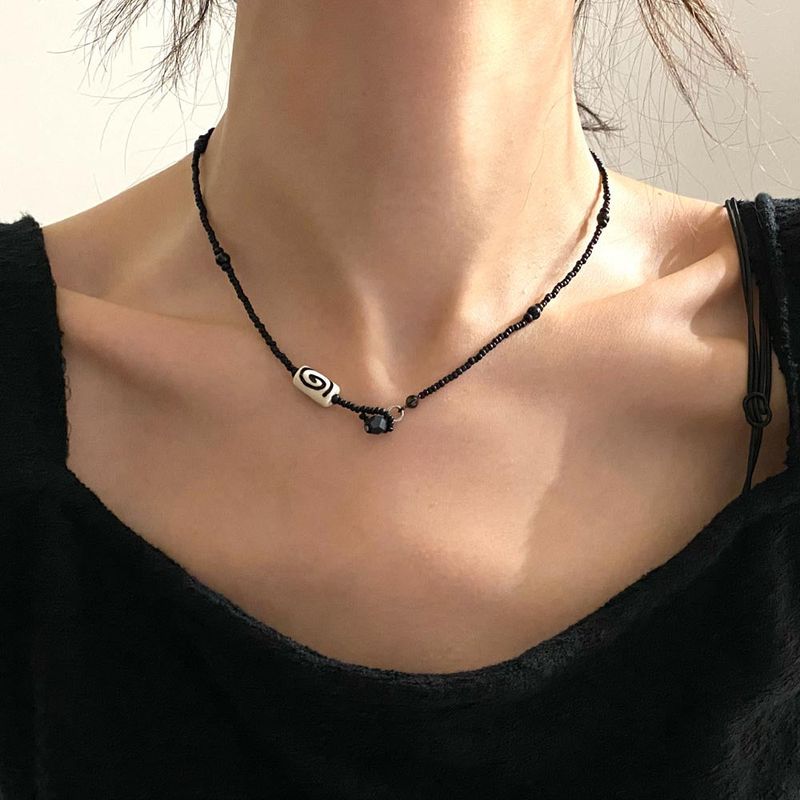 Spiral necklace (black)