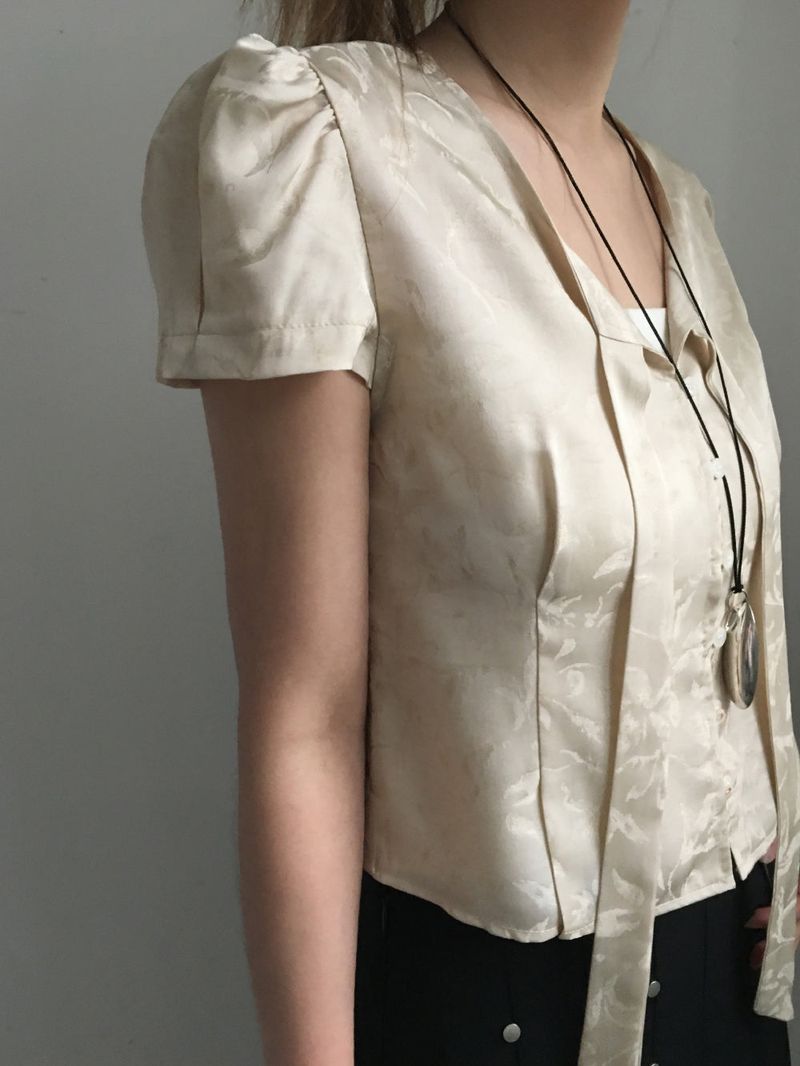 Jacquard tie puff blouse
