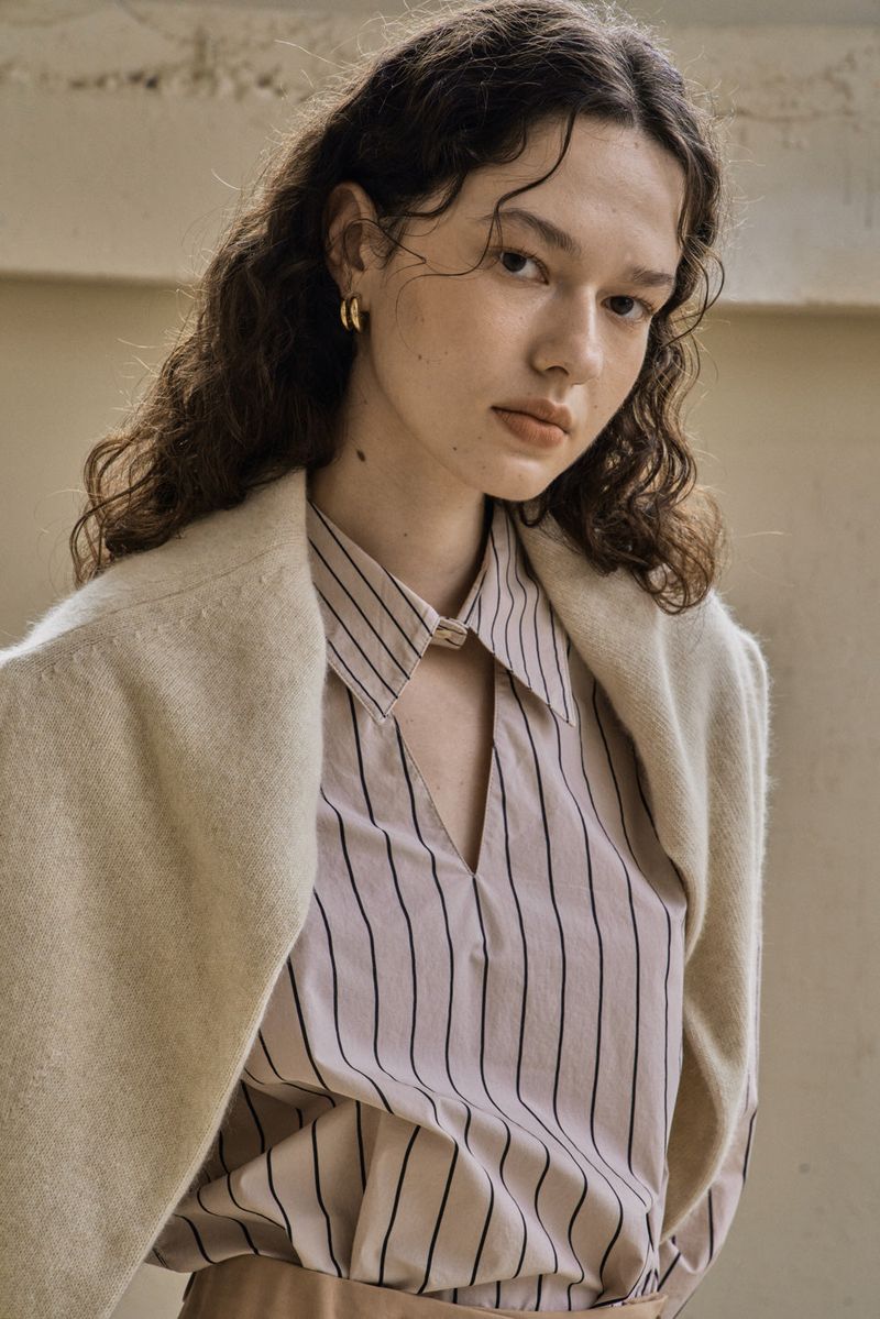 COLLAR CUTOUT SHIRT_BEIGE