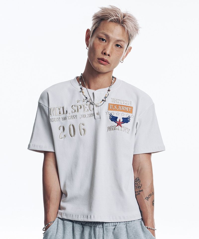 EASY NO EASY(イージーノーイージー)の「Military Emblem Henley Neck Cropped T-Shirt - Beige(Tops)」