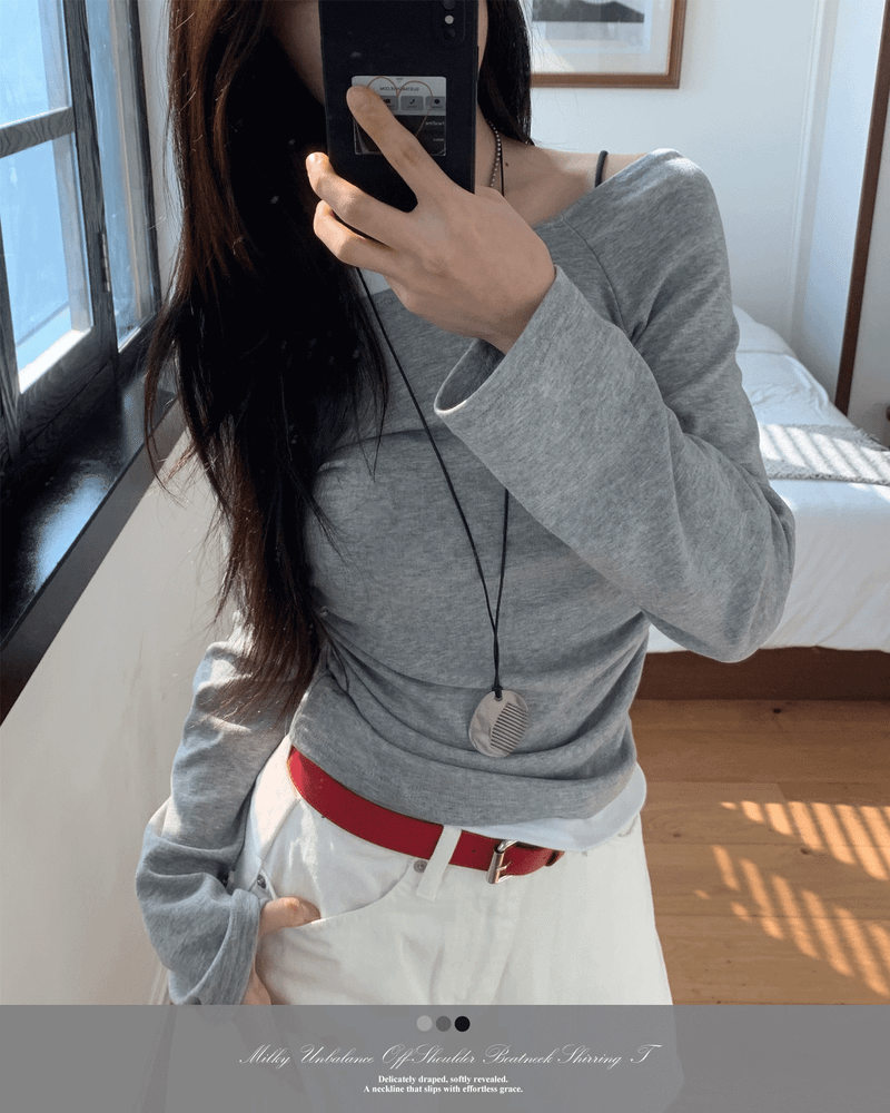 GUSTA（グスタ）の「Milky Unbalance Off-Shoulder Boatneck Shirring Long Sleeve T （Tops）」