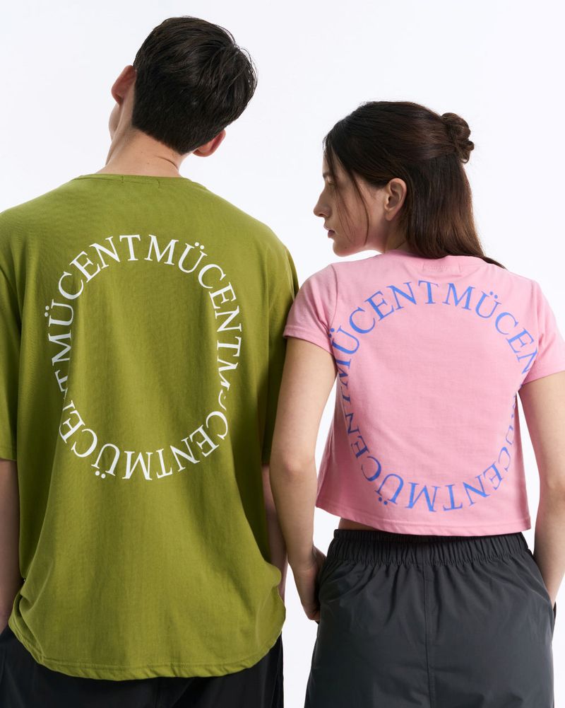 MUCENT（ムセント）の「SIGNATURE ARC BACK LOGO T (4COLOR)（Tops）」