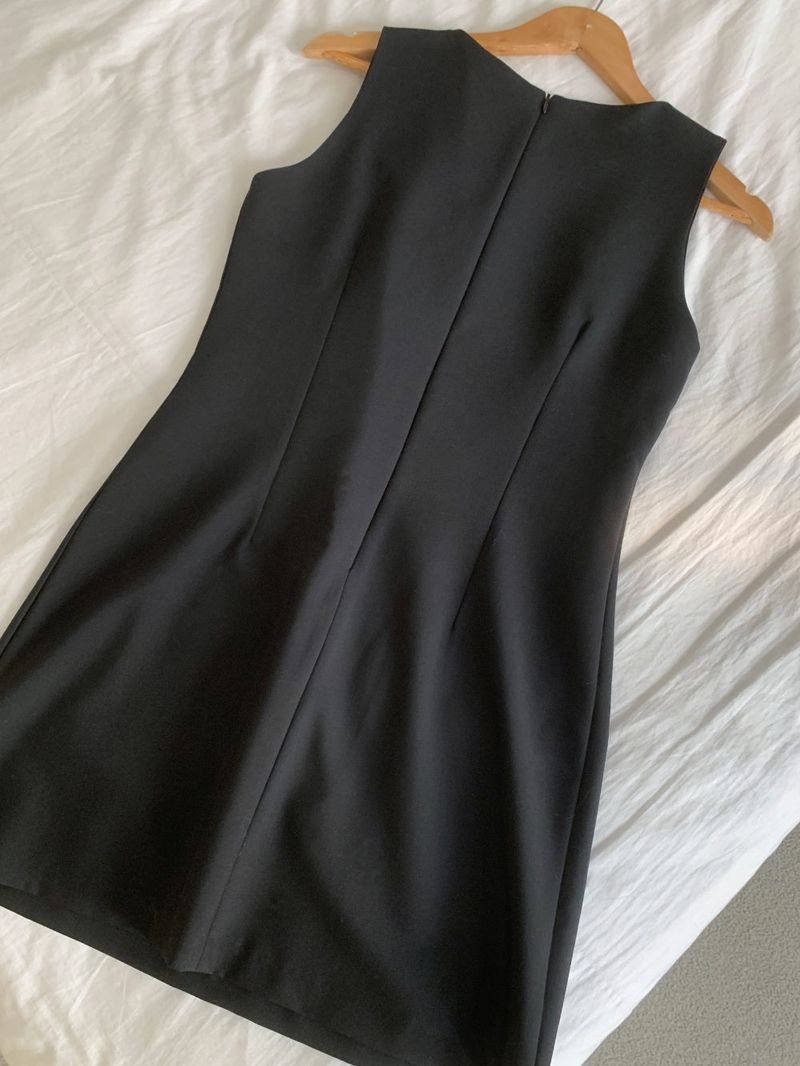 Classic Mae Simple Line Two-Pocket Mini Dress