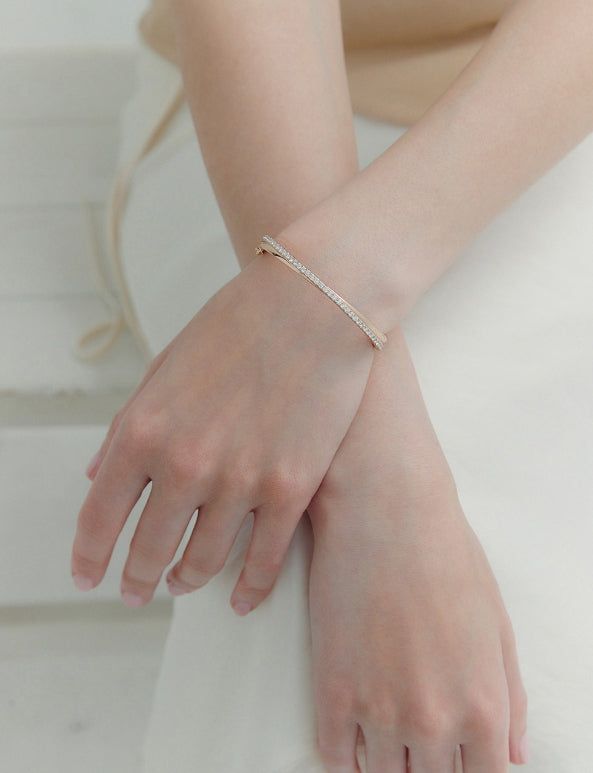 26SS★ [Premium Plating] Essence AB Twist Pave Bangle