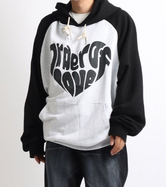 PANATIQUE（パナティーク）の「Shape Lettering Raglan Hoodie_3color（Tops）」