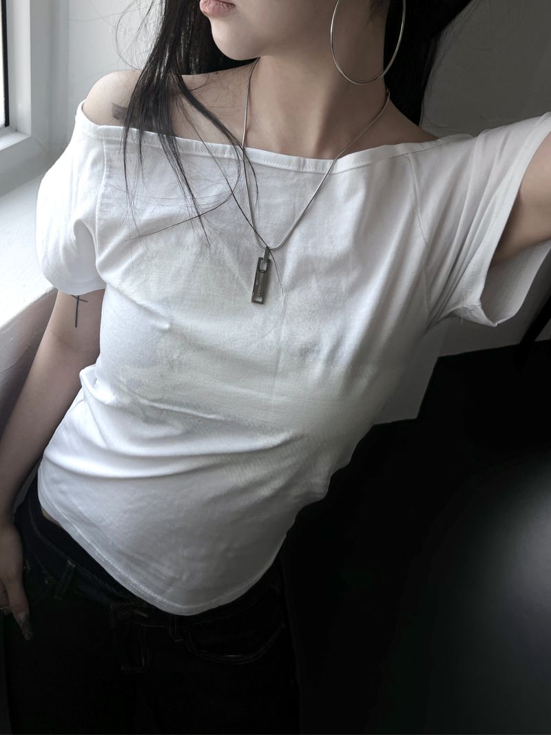 horse shadow off-shoulder T (2color)