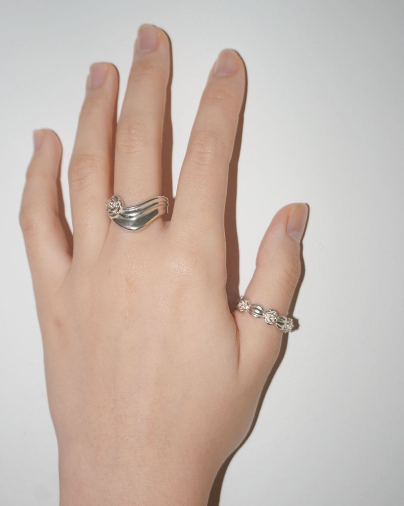 PAIR OF LOVE（ペアオブラブ）の「[925SILVER] ルチェローズウェーブフリルリング（アクセサリー）」