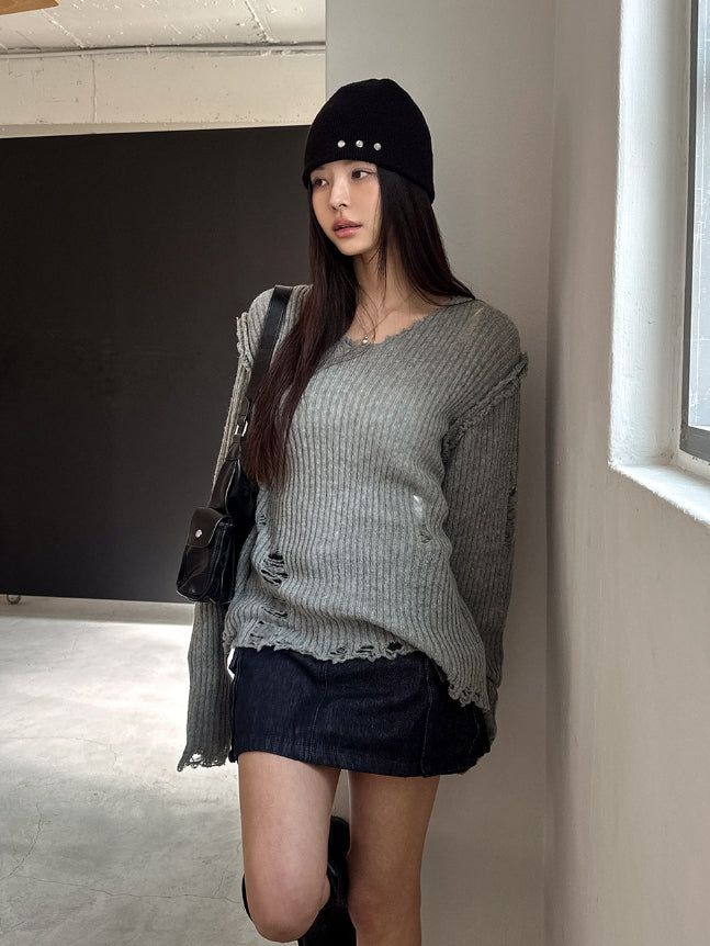 Reverse damage V-neck knitwear