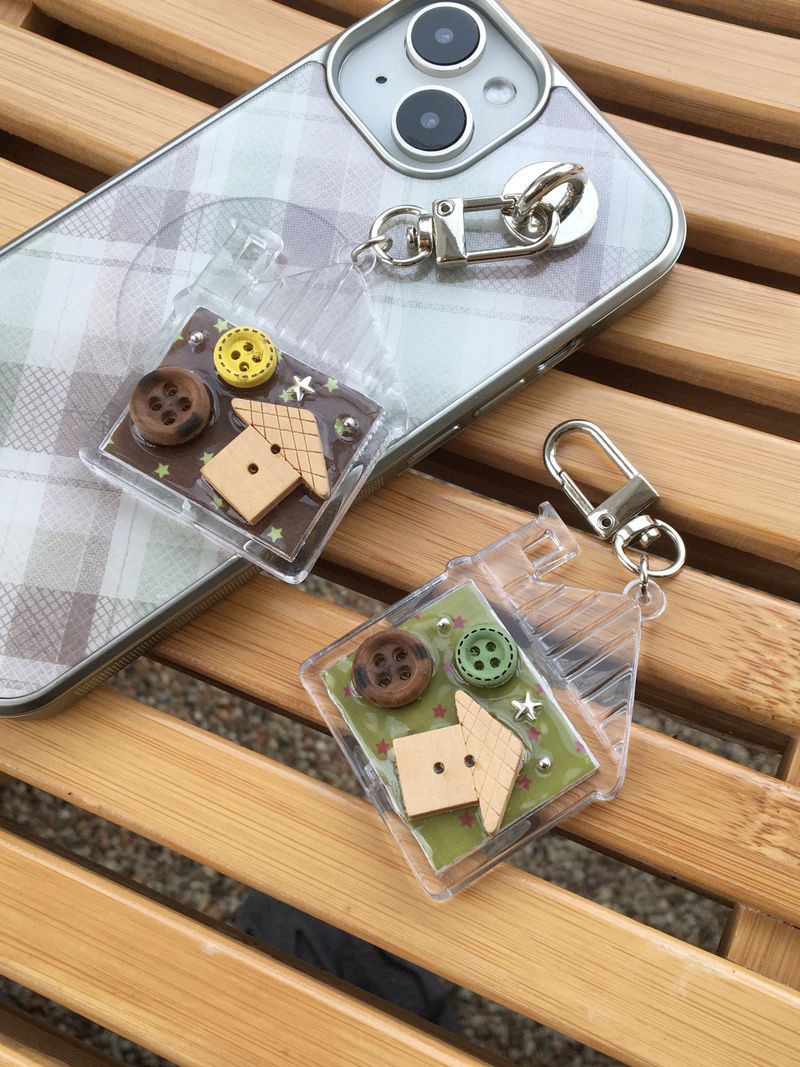 Tick-Tock Wooden House Keyring(2color)