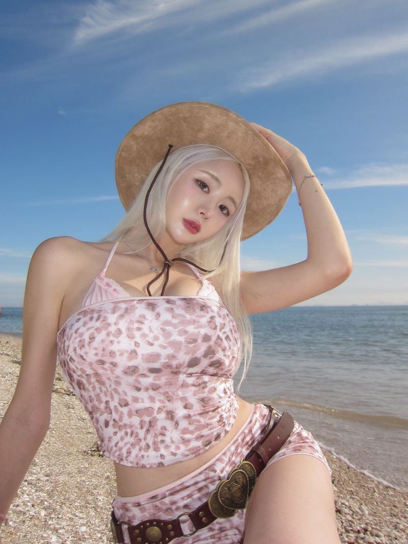 REVERSIBLE LOW-RISE SHORTS (BABY PINK/LEOPARD)