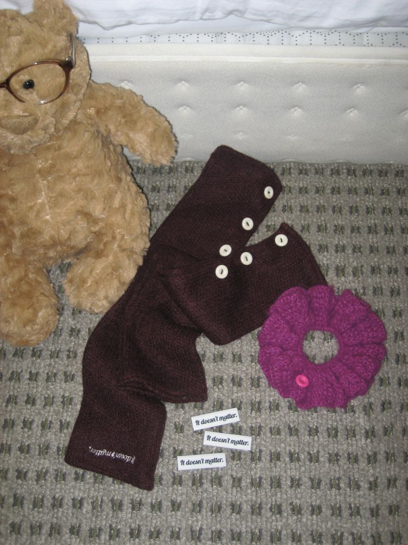 [Hand] Fuzzy button warmer (Brown)