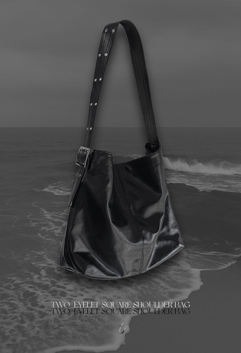 URBAN UNIQUE（アーバンユニーク）の「two-eyelet square shoulder bag（Bags）」