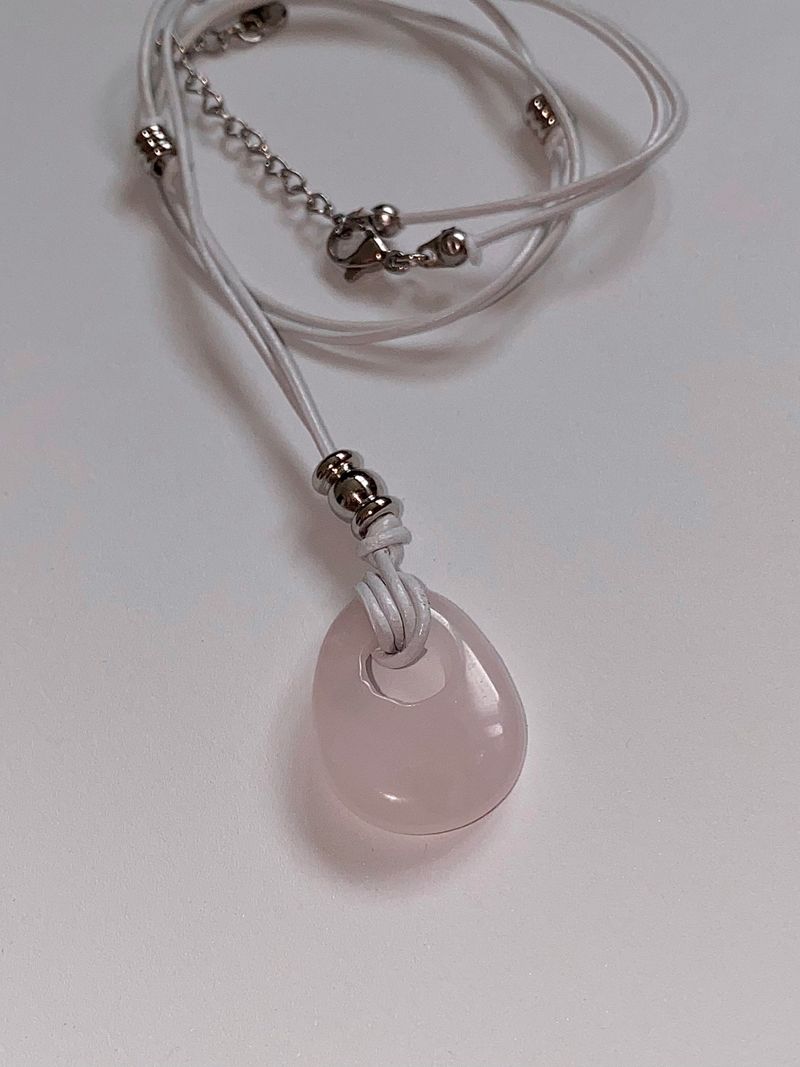RUNARING（ルナリング）の「ローズクォーツヴィンテージレザーネックレス（アクセサリー）」