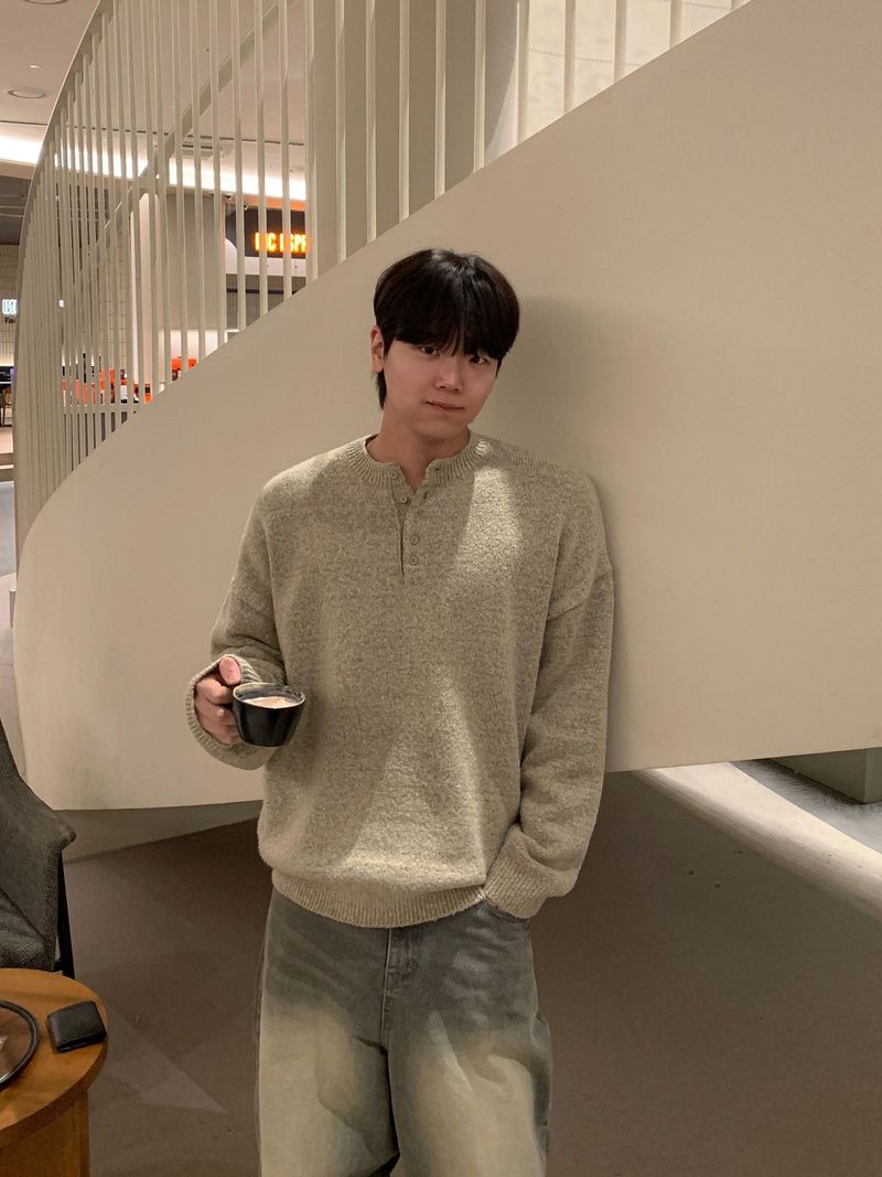 WHAT A LOOK（ワット ア ルック）の「ベーシックオーバーヘンリーネックニット（トップス）」