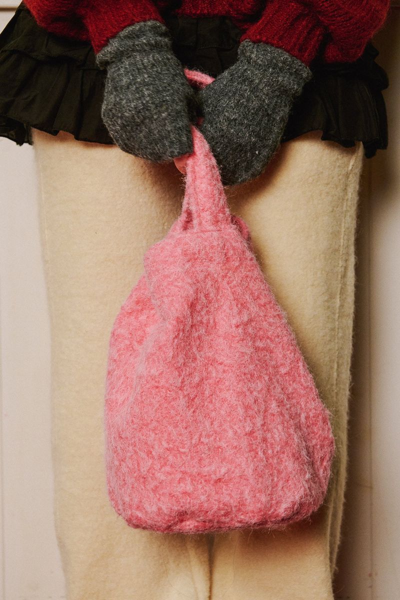 Vivid Hair Wool Shoulder Bag [Pink]