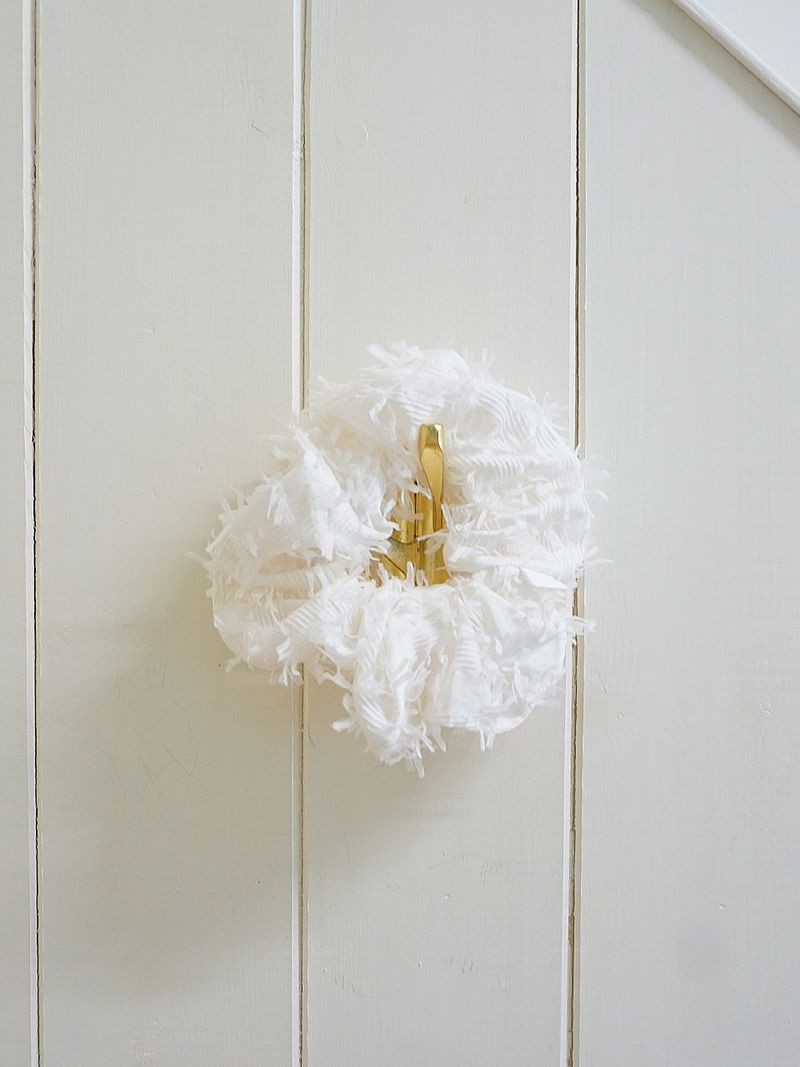 sloppipie（スロッピパイ）の「【MADE】flutter petal scrunch [ivory] （Hair Accessories）」