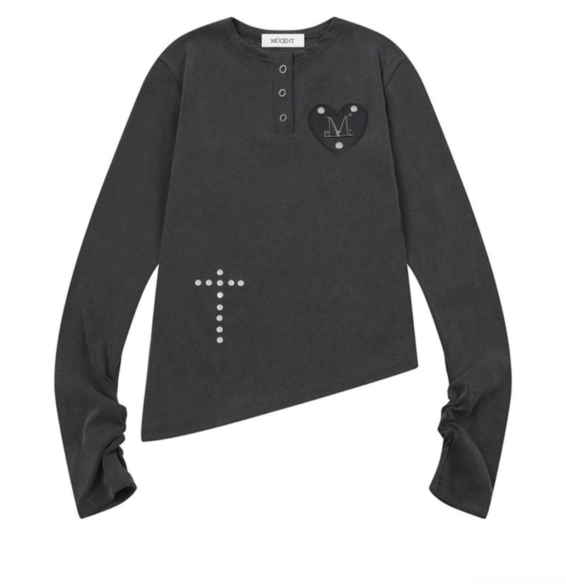 MUCENT（ムセント）の「ゼンドハートパッチヘンリーネックアンバランスロングスリーブT（トップス）」