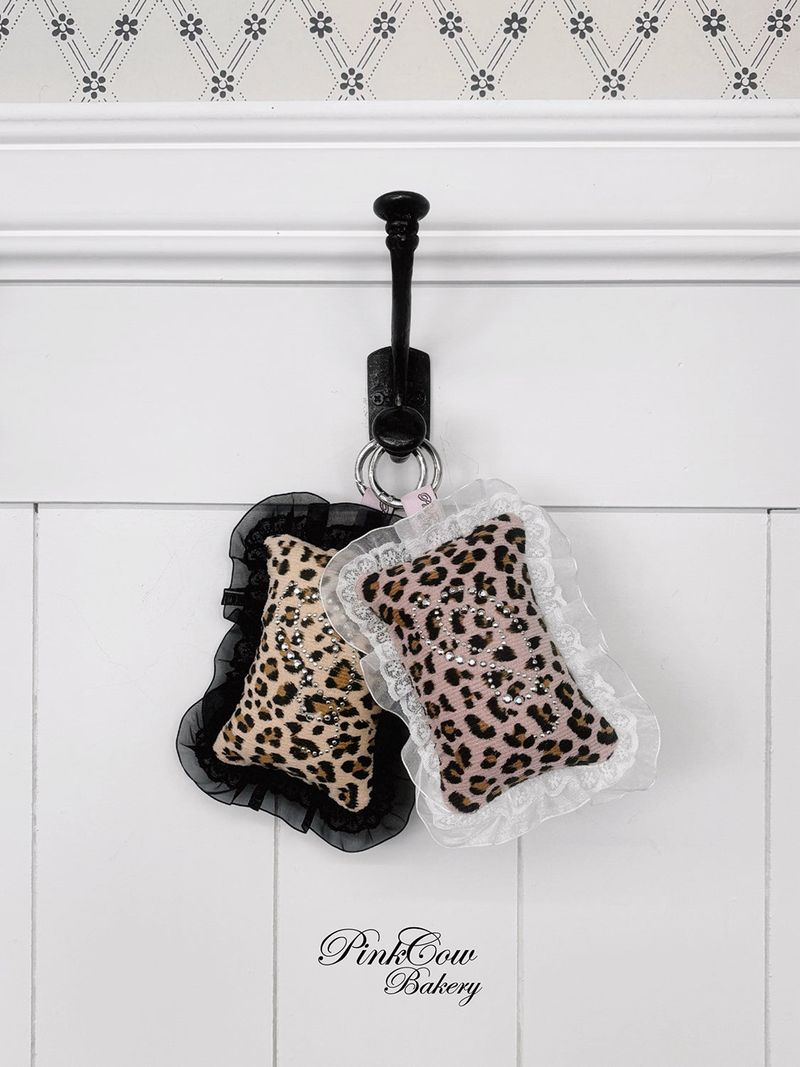【MADE】 KIRA pocket pillow (leopard/pink)